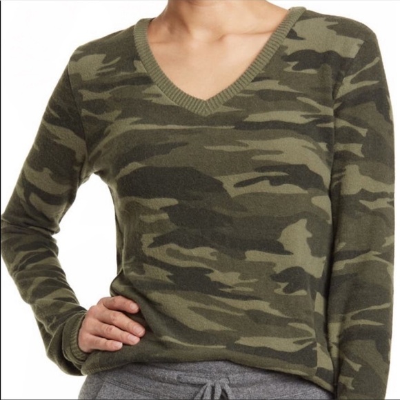 Theo & Spence Leopard Print V-Neck Pajama Top - Picture 2 of 13